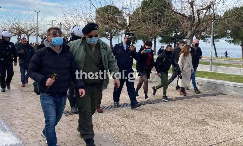 Χαμός στην Θεσσαλονίκη: Η αστυνομία συνέλαβε άτομα που έριξαν τον σταυρό